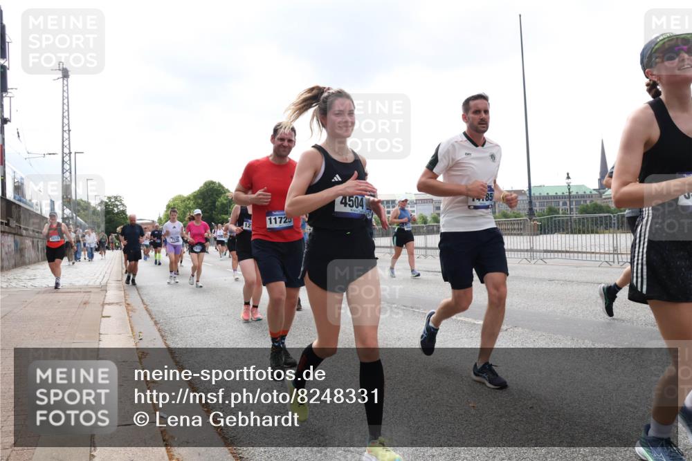 29.06.2025 - hella hamburg halbmarathon Lena Gebhardt http://msf.ph/oto/8248331 29.06.2025 10:45:34 Lombardsbrücke 1033, 1060, 1085, 1104, 1421, 1426, 1685, 1713, 1798, 1854, 1983, 2008, 2216, 2217, 2522, 2550, 2657, 2664, 2917, 2965, 2973, 3160, 3164, 3357, 3377, 3879, 3993, 4099, 4102, 4186, 4224, 4306, 4317, 4337, 4388, 4504, 4820, 4851, 5044, 5099, 5108, 5190, 5339, 5635, 5636, 5949, 6133, 6150, 6509, 6623, 6763, 6788, 6911, 6922, 6980, 7268, 7283, 7356, 7530, 7541, 7699, 7859, 8594, 8605, 8745, 8762, 9620, 10030, 10182, 10225, 10327, 10329, 10367, 11314, 12334 meine-sportfotos.de