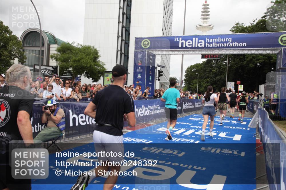 29.06.2025 - hella hamburg halbmarathon Michael Strokosch http://msf.ph/oto/8248392 29.06.2025 10:57:46 Ziel 1715, 1719, 1972, 2606, 7833, 10133, 12440, 12774, 13523, 14951, 15217, 15220, 16418, 17201, 17455, 17769, 17814, 18388, 18508, 18727, 18985 meine-sportfotos.de