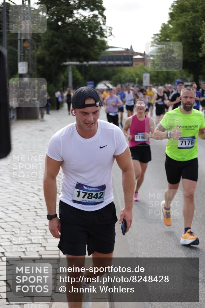 29.06.2025 - hella hamburg halbmarathon Jannik Wohlers http://msf.ph/oto/8248428 29.06.2025 09:55:48 Lombardsbrücke 1061, 1257, 1499, 1502, 1507, 1592, 1689, 2083, 2250, 2260, 2504, 3060, 4077, 4557, 5600, 5607, 6115, 6134, 6168, 7178, 7332, 7943, 8335, 8514, 8668, 8968, 8989, 9074, 9246, 9537, 9994, 10596, 11211, 11467, 12523, 12779, 12870, 12875, 13007, 13159, 13463, 13672, 13758, 13803, 13812, 13875, 13948, 14628, 14928, 15157, 15384, 15714, 15829, 15868, 15899, 16149, 16175, 16369, 16477, 16623, 16738, 16877, 16891, 16986, 17127, 17131, 17282, 17962, 18021 meine-sportfotos.de