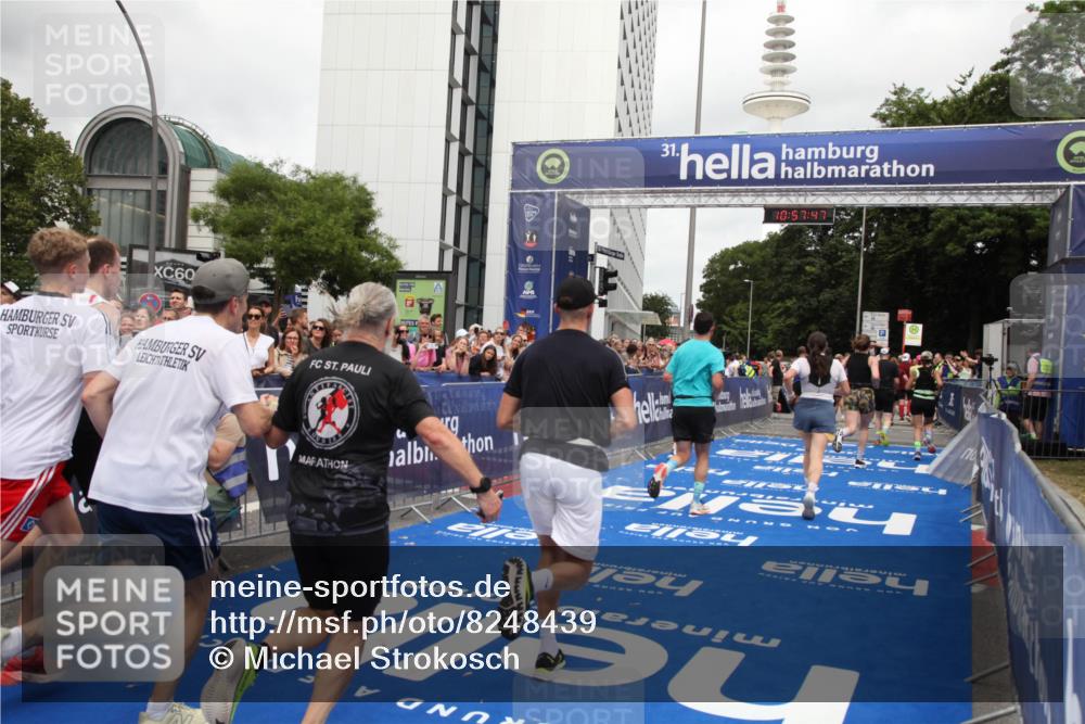 29.06.2025 - hella hamburg halbmarathon Michael Strokosch http://msf.ph/oto/8248439 29.06.2025 10:57:46 Ziel 1715, 1719, 1972, 2606, 7833, 10133, 12440, 12774, 13523, 14951, 15217, 15220, 16418, 17201, 17455, 17769, 17814, 18388, 18508, 18727, 18985 meine-sportfotos.de