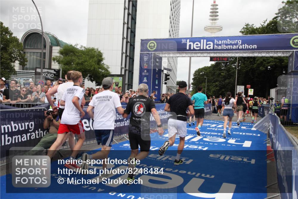 29.06.2025 - hella hamburg halbmarathon Michael Strokosch http://msf.ph/oto/8248484 29.06.2025 10:57:46 Ziel 1715, 1719, 1972, 2606, 7833, 10133, 12440, 12774, 13523, 14951, 15217, 15220, 16418, 17201, 17455, 17769, 17814, 18388, 18508, 18727, 18985 meine-sportfotos.de
