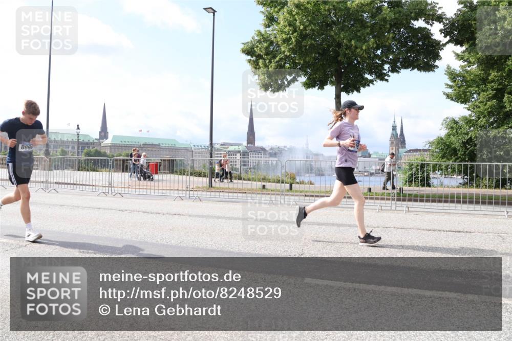 29.06.2025 - hella hamburg halbmarathon Lena Gebhardt http://msf.ph/oto/8248529 29.06.2025 10:10:13 Lombardsbrücke 1052, 1548, 1573, 3921, 4592, 5182, 5440, 5511, 7042, 7058, 7081, 7333, 7636, 7685, 8219, 8890, 9150, 9366, 9434, 9674, 9781, 9816, 10036, 10943, 11027, 11180, 12008, 12255, 12567, 13739, 13797, 14679, 14822, 15409, 16166, 16191, 16445, 16455, 16639, 16872, 17148, 17630, 17730, 17899, 18076, 18196, 18707, 19023 meine-sportfotos.de