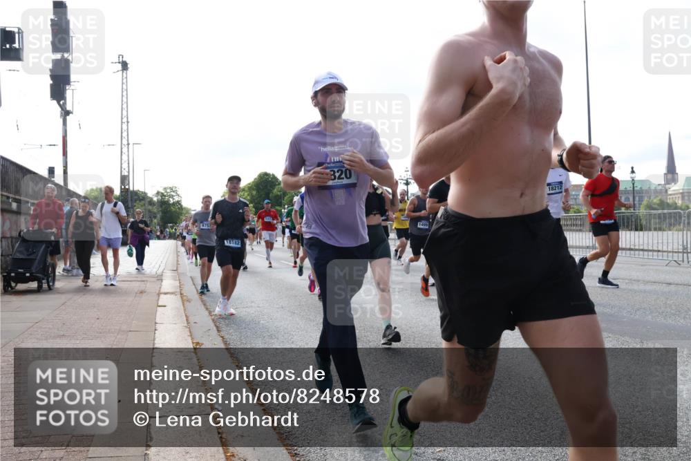 29.06.2025 - hella hamburg halbmarathon Lena Gebhardt http://msf.ph/oto/8248578 29.06.2025 09:56:37 Lombardsbrücke 1061, 1452, 1460, 1496, 1499, 1592, 1628, 1833, 1877, 2013, 2058, 2082, 2208, 2378, 2396, 2504, 2771, 2878, 2953, 2996, 3256, 3296, 3310, 3652, 4065, 4077, 4377, 4404, 4635, 4711, 4833, 4897, 5169, 5194, 5482, 5600, 5607, 5839, 5978, 6033, 6168, 6286, 6511, 6512, 6561, 6562, 7176, 7178, 7383, 7475, 7583, 7943, 8261, 8361, 8514, 8572, 8587, 8618, 8661, 8710, 8863, 8921, 8968, 8996, 9082, 9246, 9537, 9597, 9638, 10596 meine-sportfotos.de