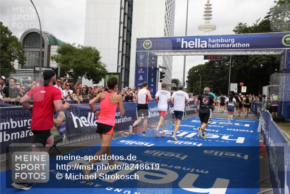 29.06.2025 - hella hamburg halbmarathon Michael Strokosch http://msf.ph/oto/8248619 29.06.2025 10:57:48 Ziel 1715, 1719, 1972, 2034, 2606, 5391, 7833, 10133, 10599, 12440, 12774, 13523, 14737, 15217, 16418, 17201, 17455, 18388, 18508, 18727, 18985 meine-sportfotos.de