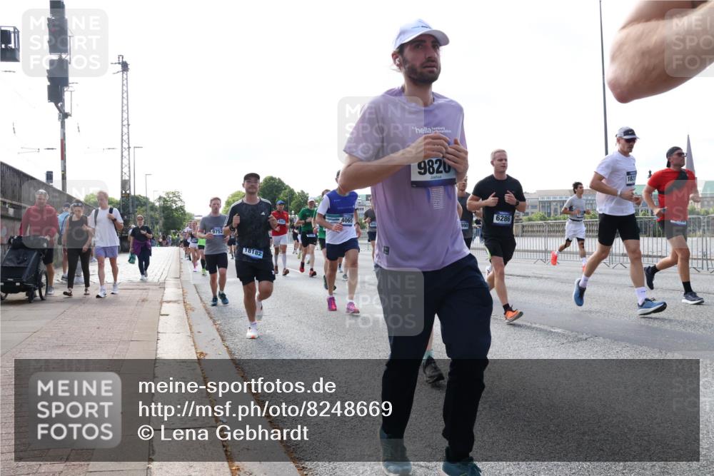 29.06.2025 - hella hamburg halbmarathon Lena Gebhardt http://msf.ph/oto/8248669 29.06.2025 09:56:37 Lombardsbrücke 1061, 1452, 1460, 1496, 1499, 1592, 1628, 1833, 1877, 2013, 2058, 2082, 2208, 2378, 2396, 2504, 2771, 2878, 2953, 2996, 3256, 3296, 3310, 3652, 4065, 4077, 4377, 4404, 4635, 4711, 4833, 4897, 5169, 5194, 5482, 5600, 5607, 5839, 5978, 6033, 6168, 6286, 6511, 6512, 6561, 6562, 7176, 7178, 7383, 7475, 7583, 7943, 8261, 8361, 8514, 8572, 8587, 8618, 8661, 8710, 8863, 8921, 8968, 8996, 9082, 9246, 9537, 9597, 9638, 10596 meine-sportfotos.de