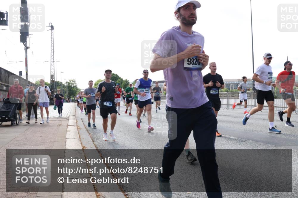 29.06.2025 - hella hamburg halbmarathon Lena Gebhardt http://msf.ph/oto/8248751 29.06.2025 09:56:37 Lombardsbrücke 1061, 1452, 1460, 1496, 1499, 1592, 1628, 1833, 1877, 2013, 2058, 2082, 2208, 2378, 2396, 2504, 2771, 2878, 2953, 2996, 3256, 3296, 3310, 3652, 4065, 4077, 4377, 4404, 4635, 4711, 4833, 4897, 5169, 5194, 5482, 5600, 5607, 5839, 5978, 6033, 6168, 6286, 6511, 6512, 6561, 6562, 7176, 7178, 7383, 7475, 7583, 7943, 8261, 8361, 8514, 8572, 8587, 8618, 8661, 8710, 8863, 8921, 8968, 8996, 9082, 9246, 9537, 9597, 9638, 10596 meine-sportfotos.de