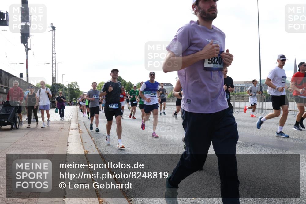 29.06.2025 - hella hamburg halbmarathon Lena Gebhardt http://msf.ph/oto/8248819 29.06.2025 09:56:37 Lombardsbrücke 1061, 1452, 1460, 1496, 1499, 1592, 1628, 1833, 1877, 2013, 2058, 2082, 2208, 2378, 2396, 2504, 2771, 2878, 2953, 2996, 3256, 3296, 3310, 3652, 4065, 4077, 4377, 4404, 4635, 4711, 4833, 4897, 5169, 5194, 5482, 5600, 5607, 5839, 5978, 6033, 6168, 6286, 6511, 6512, 6561, 6562, 7176, 7178, 7383, 7475, 7583, 7943, 8261, 8361, 8514, 8572, 8587, 8618, 8661, 8710, 8863, 8921, 8968, 8996, 9082, 9246, 9537, 9597, 9638, 10596 meine-sportfotos.de