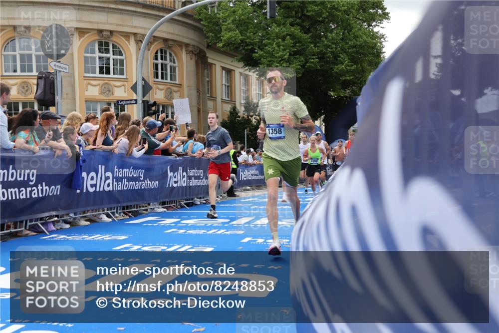 29.06.2025 - hella hamburg halbmarathon Strokosch-Dieckow http://msf.ph/oto/8248853 29.06.2025 10:39:42 Ziel 1358, 1975, 2525, 4398, 4888, 11284, 11806, 13190, 14077, 14204, 15094, 15435, 15744, 16580, 16761, 17005, 17360, 17425, 17792, 18013, 18154 meine-sportfotos.de