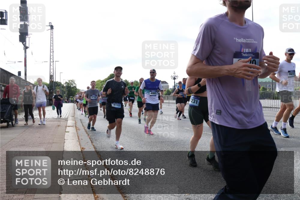 29.06.2025 - hella hamburg halbmarathon Lena Gebhardt http://msf.ph/oto/8248876 29.06.2025 09:56:37 Lombardsbrücke 1061, 1452, 1460, 1496, 1499, 1592, 1628, 1833, 1877, 2013, 2058, 2082, 2208, 2378, 2396, 2504, 2771, 2878, 2953, 2996, 3256, 3296, 3310, 3652, 4065, 4077, 4377, 4404, 4635, 4711, 4833, 4897, 5169, 5194, 5482, 5600, 5607, 5839, 5978, 6033, 6168, 6286, 6511, 6512, 6561, 6562, 7176, 7178, 7383, 7475, 7583, 7943, 8261, 8361, 8514, 8572, 8587, 8618, 8661, 8710, 8863, 8921, 8968, 8996, 9082, 9246, 9537, 9597, 9638, 10596 meine-sportfotos.de
