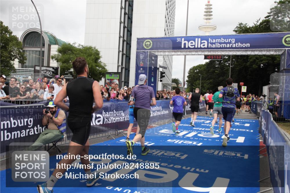 29.06.2025 - hella hamburg halbmarathon Michael Strokosch http://msf.ph/oto/8248895 29.06.2025 10:57:52 Ziel 1719, 1972, 2034, 2806, 2883, 5391, 7269, 7833, 9820, 10133, 10599, 10703, 12440, 12523, 14737, 16418, 16517, 17201, 17455, 18492, 18508, 18727 meine-sportfotos.de
