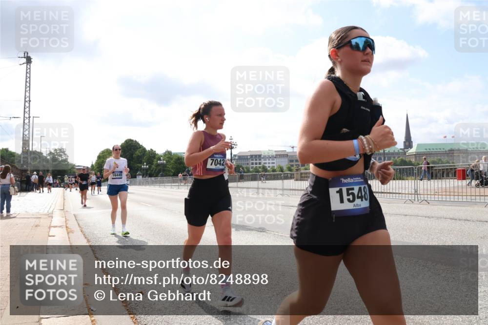 29.06.2025 - hella hamburg halbmarathon Lena Gebhardt http://msf.ph/oto/8248898 29.06.2025 10:10:15 Lombardsbrücke 1052, 1548, 1573, 3921, 4592, 5182, 5440, 5511, 7042, 7058, 7081, 7333, 7636, 7685, 8219, 8890, 9150, 9366, 9434, 9674, 9781, 9816, 10036, 10943, 11027, 11180, 12008, 12255, 12567, 13797, 13901, 14679, 14822, 15409, 16166, 16191, 16445, 16455, 16639, 16872, 17148, 17730, 17899, 18076, 18196, 18707, 19023 meine-sportfotos.de