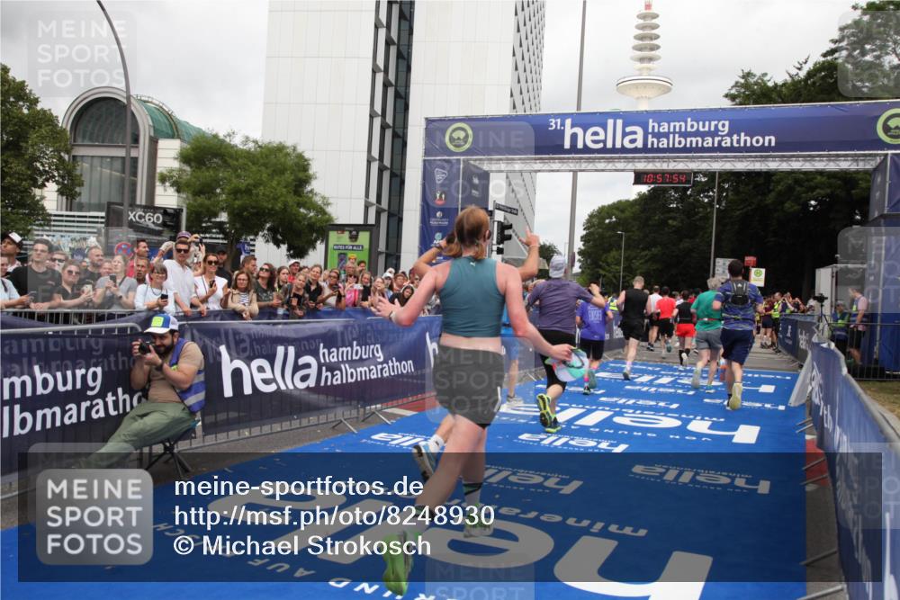 29.06.2025 - hella hamburg halbmarathon Michael Strokosch http://msf.ph/oto/8248930 29.06.2025 10:57:53 Ziel 1972, 2034, 2806, 2883, 5391, 7269, 7833, 9820, 10599, 10703, 12440, 12523, 13376, 14737, 16418, 16517, 17201, 17543, 18492, 18508, 18727 meine-sportfotos.de