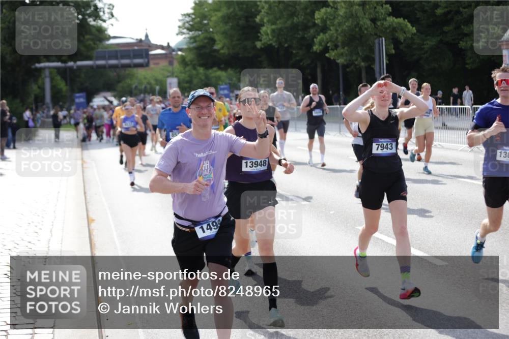29.06.2025 - hella hamburg halbmarathon Jannik Wohlers http://msf.ph/oto/8248965 29.06.2025 09:55:52 Lombardsbrücke 1061, 1452, 1499, 1502, 1592, 2083, 2504, 3060, 4077, 5482, 5600, 5607, 6115, 6168, 6511, 6512, 7178, 7332, 7583, 7943, 8335, 8514, 8968, 8989, 8996, 9246, 9537, 9994, 10596, 11124, 11467, 12523, 12779, 12870, 12875, 13007, 13159, 13463, 13812, 13875, 13948, 14928, 15090, 15157, 15384, 15714, 15829, 15868, 15899, 16149, 16369, 16477, 16623, 16877, 16891, 16986, 17127, 17131, 17282, 17962, 18021 meine-sportfotos.de