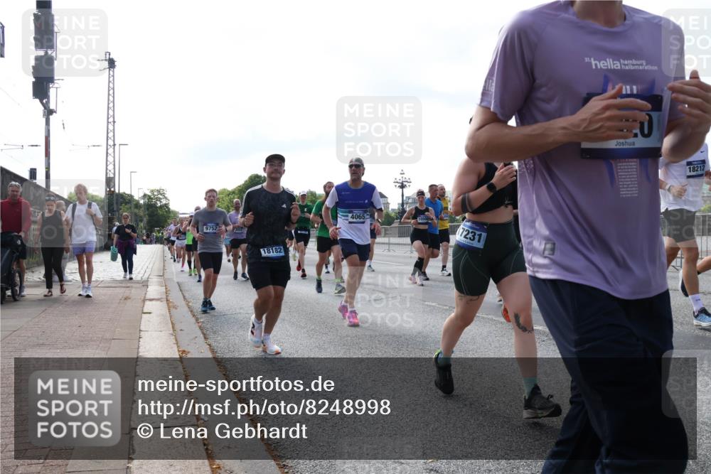 29.06.2025 - hella hamburg halbmarathon Lena Gebhardt http://msf.ph/oto/8248998 29.06.2025 09:56:37 Lombardsbrücke 1061, 1452, 1460, 1496, 1499, 1592, 1628, 1833, 1877, 2013, 2058, 2082, 2208, 2378, 2396, 2504, 2771, 2878, 2953, 2996, 3256, 3296, 3310, 3652, 4065, 4077, 4377, 4404, 4635, 4711, 4833, 4897, 5169, 5194, 5482, 5600, 5607, 5839, 5978, 6033, 6168, 6286, 6511, 6512, 6561, 6562, 7176, 7178, 7383, 7475, 7583, 7943, 8261, 8361, 8514, 8572, 8587, 8618, 8661, 8710, 8863, 8921, 8968, 8996, 9082, 9246, 9537, 9597, 9638, 10596 meine-sportfotos.de