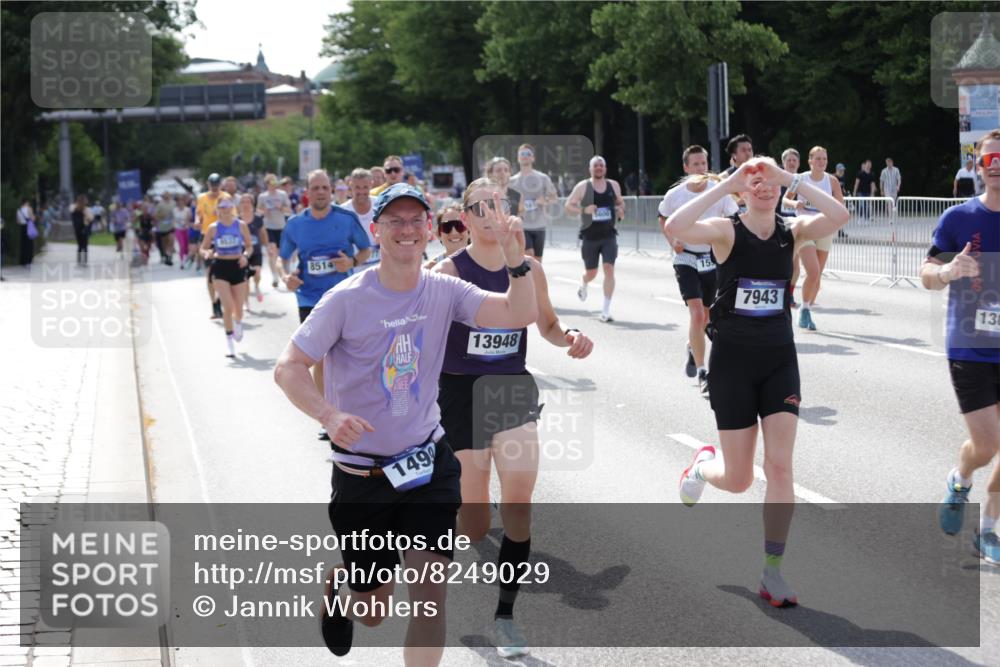 29.06.2025 - hella hamburg halbmarathon Jannik Wohlers http://msf.ph/oto/8249029 29.06.2025 09:55:52 Lombardsbrücke 1061, 1452, 1499, 1502, 1592, 2083, 2504, 3060, 4077, 5482, 5600, 5607, 6115, 6168, 6511, 6512, 7178, 7332, 7583, 7943, 8335, 8514, 8968, 8989, 8996, 9246, 9537, 9994, 10596, 11124, 11467, 12523, 12779, 12870, 12875, 13007, 13159, 13463, 13812, 13875, 13948, 14928, 15090, 15157, 15384, 15714, 15829, 15868, 15899, 16149, 16369, 16477, 16623, 16877, 16891, 16986, 17127, 17131, 17282, 17962, 18021 meine-sportfotos.de