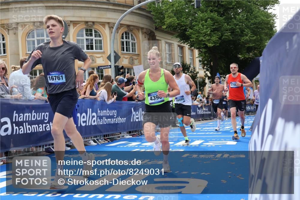 29.06.2025 - hella hamburg halbmarathon Strokosch-Dieckow http://msf.ph/oto/8249031 29.06.2025 10:39:44 Ziel 1358, 1975, 2525, 2573, 4398, 4888, 6149, 11284, 11714, 13190, 14204, 15094, 15435, 15744, 15813, 16580, 16761, 17005, 17425, 17792, 18013 meine-sportfotos.de