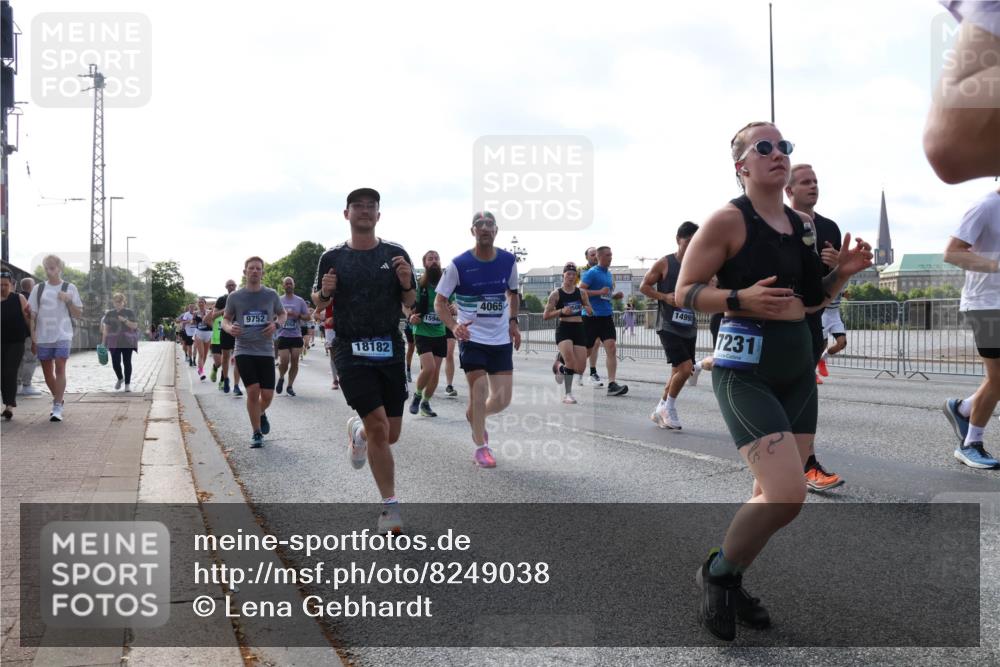29.06.2025 - hella hamburg halbmarathon Lena Gebhardt http://msf.ph/oto/8249038 29.06.2025 09:56:37 Lombardsbrücke 1061, 1452, 1460, 1496, 1499, 1592, 1628, 1833, 1877, 2013, 2058, 2082, 2208, 2378, 2396, 2504, 2771, 2878, 2953, 2996, 3256, 3296, 3310, 3652, 4065, 4077, 4377, 4404, 4635, 4711, 4833, 4897, 5169, 5194, 5482, 5600, 5607, 5839, 5978, 6033, 6168, 6286, 6511, 6512, 6561, 6562, 7176, 7178, 7383, 7475, 7583, 7943, 8261, 8361, 8514, 8572, 8587, 8618, 8661, 8710, 8863, 8921, 8968, 8996, 9082, 9246, 9537, 9597, 9638, 10596 meine-sportfotos.de