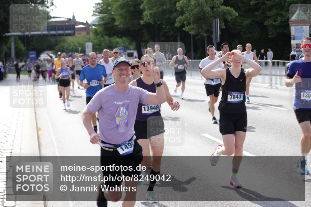 29.06.2025 - hella hamburg halbmarathon Jannik Wohlers http://msf.ph/oto/8249042 29.06.2025 09:55:52 Lombardsbrücke 1061, 1452, 1499, 1502, 1592, 2083, 2504, 3060, 4077, 5482, 5600, 5607, 6115, 6168, 6511, 6512, 7178, 7332, 7583, 7943, 8335, 8514, 8968, 8989, 8996, 9246, 9537, 9994, 10596, 11124, 11467, 12523, 12779, 12870, 12875, 13007, 13159, 13463, 13812, 13875, 13948, 14928, 15090, 15157, 15384, 15714, 15829, 15868, 15899, 16149, 16369, 16477, 16623, 16877, 16891, 16986, 17127, 17131, 17282, 17962, 18021 meine-sportfotos.de
