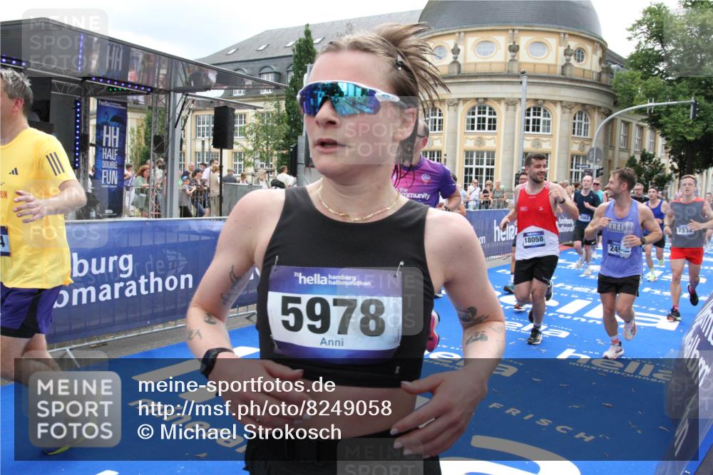 29.06.2025 - hella hamburg halbmarathon Michael Strokosch http://msf.ph/oto/8249058 29.06.2025 10:49:46 Ziel 2504, 2706, 2937, 3060, 3543, 5894, 5978, 6115, 6125, 7332, 9463, 9551, 9619, 9723, 9924, 13159, 14794, 16843, 16877, 17282, 17753, 18058, 18451, 18926 meine-sportfotos.de