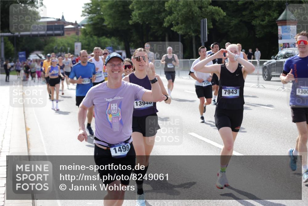 29.06.2025 - hella hamburg halbmarathon Jannik Wohlers http://msf.ph/oto/8249061 29.06.2025 09:55:52 Lombardsbrücke 1061, 1452, 1499, 1502, 1592, 2083, 2504, 3060, 4077, 5482, 5600, 5607, 6115, 6168, 6511, 6512, 7178, 7332, 7583, 7943, 8335, 8514, 8968, 8989, 8996, 9246, 9537, 9994, 10596, 11124, 11467, 12523, 12779, 12870, 12875, 13007, 13159, 13463, 13812, 13875, 13948, 14928, 15090, 15157, 15384, 15714, 15829, 15868, 15899, 16149, 16369, 16477, 16623, 16877, 16891, 16986, 17127, 17131, 17282, 17962, 18021 meine-sportfotos.de