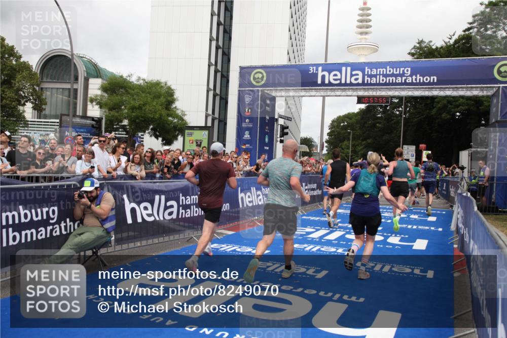 29.06.2025 - hella hamburg halbmarathon Michael Strokosch http://msf.ph/oto/8249070 29.06.2025 10:57:54 Ziel 1972, 2034, 2806, 2883, 5391, 7138, 7269, 7833, 9820, 10599, 10703, 12440, 12523, 13376, 14737, 16517, 17201, 17543, 18492, 18727 meine-sportfotos.de