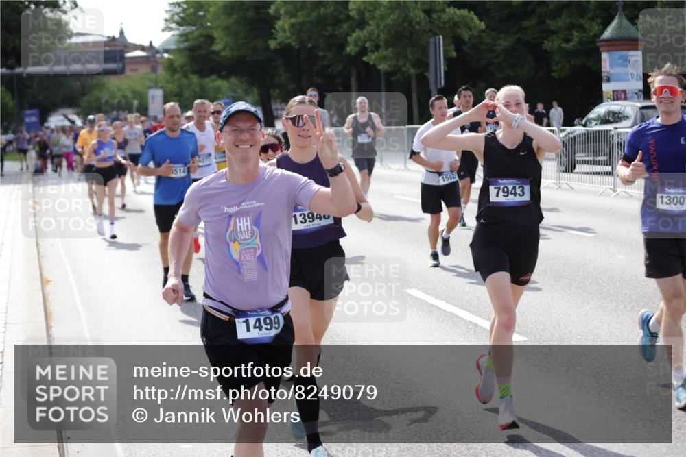 29.06.2025 - hella hamburg halbmarathon Jannik Wohlers http://msf.ph/oto/8249079 29.06.2025 09:55:52 Lombardsbrücke 1061, 1452, 1499, 1502, 1592, 2083, 2504, 3060, 4077, 5482, 5600, 5607, 6115, 6168, 6511, 6512, 7178, 7332, 7583, 7943, 8335, 8514, 8968, 8989, 8996, 9246, 9537, 9994, 10596, 11124, 11467, 12523, 12779, 12870, 12875, 13007, 13159, 13463, 13812, 13875, 13948, 14928, 15090, 15157, 15384, 15714, 15829, 15868, 15899, 16149, 16369, 16477, 16623, 16877, 16891, 16986, 17127, 17131, 17282, 17962, 18021 meine-sportfotos.de