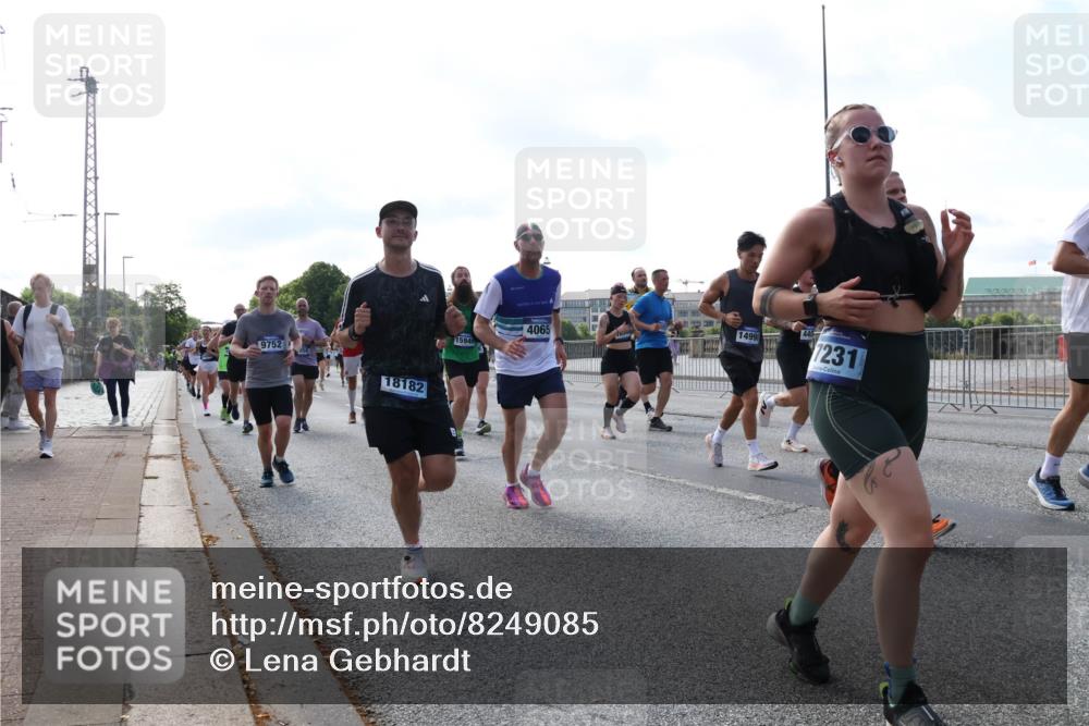 29.06.2025 - hella hamburg halbmarathon Lena Gebhardt http://msf.ph/oto/8249085 29.06.2025 09:56:38 Lombardsbrücke 1452, 1460, 1496, 1499, 1592, 1628, 1833, 1877, 2013, 2058, 2082, 2208, 2378, 2396, 2771, 2878, 2953, 2996, 3256, 3296, 3310, 3652, 4065, 4077, 4377, 4404, 4635, 4711, 4833, 4897, 5169, 5194, 5482, 5600, 5607, 5839, 5978, 6033, 6168, 6286, 6377, 6511, 6512, 6561, 6562, 7176, 7178, 7383, 7475, 7583, 7943, 8261, 8361, 8514, 8572, 8587, 8618, 8661, 8710, 8863, 8921, 8968, 8996, 9082, 9246, 9537, 9597, 9638, 10596 meine-sportfotos.de