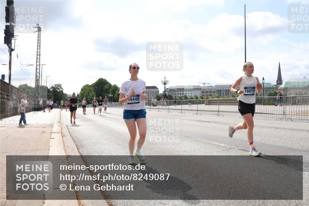 29.06.2025 - hella hamburg halbmarathon Lena Gebhardt http://msf.ph/oto/8249087 29.06.2025 10:10:17 Lombardsbrücke 1052, 1548, 1573, 3921, 4592, 5182, 5440, 5511, 7042, 7058, 7081, 7333, 7636, 7685, 8219, 8890, 9150, 9366, 9434, 9674, 9781, 9816, 10036, 10943, 11027, 11180, 12008, 12567, 13797, 13901, 14679, 14822, 15409, 16166, 16191, 16344, 16445, 16455, 16639, 16872, 17148, 17730, 17899, 18196, 18707, 19023 meine-sportfotos.de