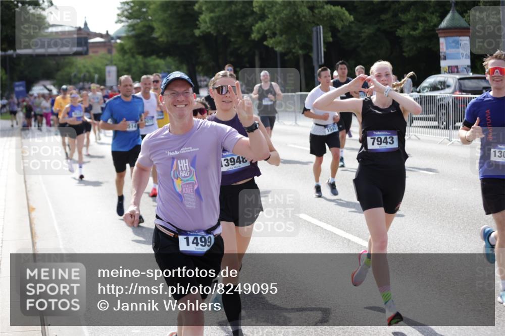 29.06.2025 - hella hamburg halbmarathon Jannik Wohlers http://msf.ph/oto/8249095 29.06.2025 09:55:52 Lombardsbrücke 1061, 1452, 1499, 1502, 1592, 2083, 2504, 3060, 4077, 5482, 5600, 5607, 6115, 6168, 6511, 6512, 7178, 7332, 7583, 7943, 8335, 8514, 8968, 8989, 8996, 9246, 9537, 9994, 10596, 11124, 11467, 12523, 12779, 12870, 12875, 13007, 13159, 13463, 13812, 13875, 13948, 14928, 15090, 15157, 15384, 15714, 15829, 15868, 15899, 16149, 16369, 16477, 16623, 16877, 16891, 16986, 17127, 17131, 17282, 17962, 18021 meine-sportfotos.de