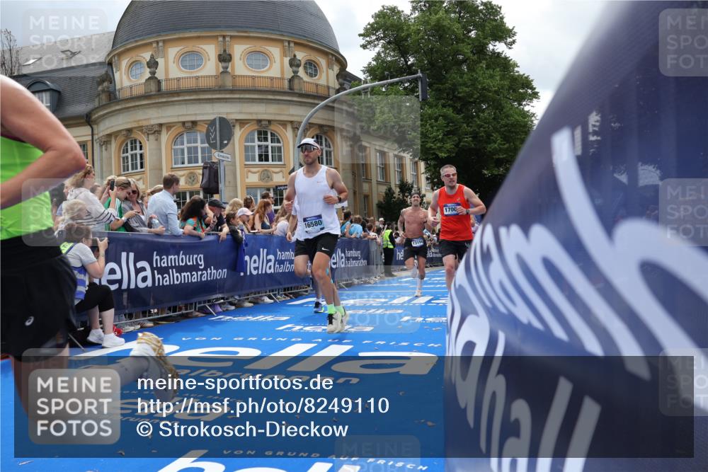 29.06.2025 - hella hamburg halbmarathon Strokosch-Dieckow http://msf.ph/oto/8249110 29.06.2025 10:39:45 Ziel 1358, 1975, 2525, 2563, 2573, 4398, 4766, 4888, 6149, 11714, 13190, 14204, 15435, 15744, 15813, 16580, 16761, 17005, 17425, 17792, 18013 meine-sportfotos.de