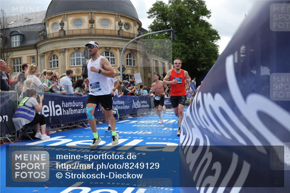 29.06.2025 - hella hamburg halbmarathon Strokosch-Dieckow http://msf.ph/oto/8249129 29.06.2025 10:39:45 Ziel 1358, 1975, 2525, 2563, 2573, 4398, 4766, 4888, 6149, 11714, 13190, 14204, 15435, 15744, 15813, 16580, 16761, 17005, 17425, 17792, 18013 meine-sportfotos.de