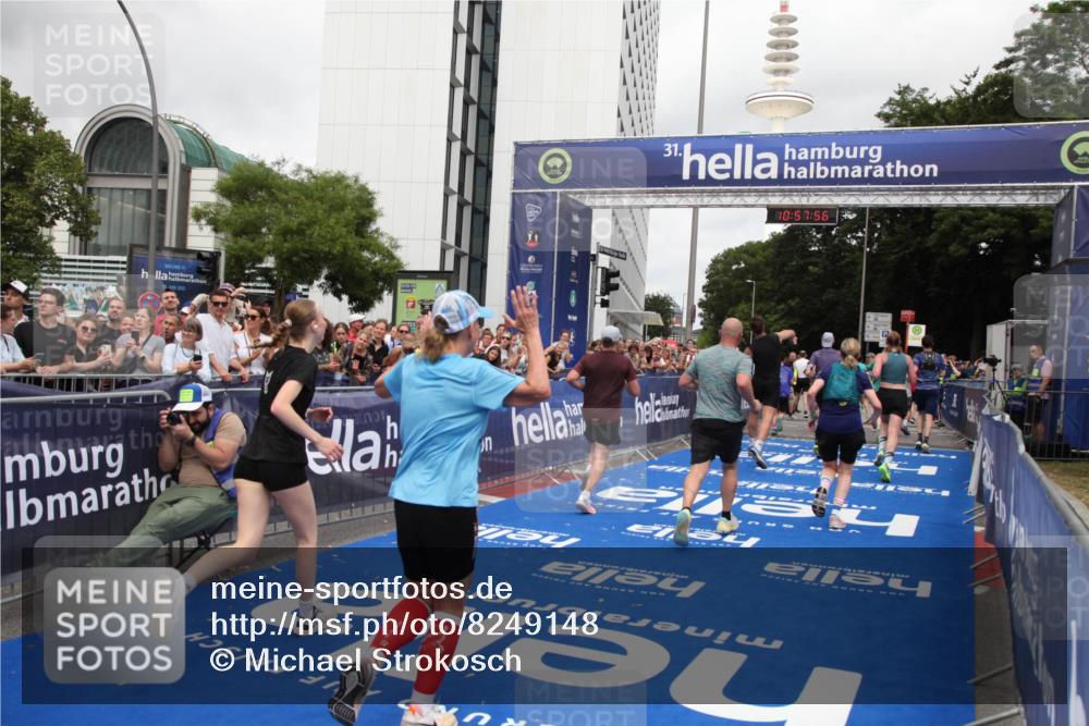 29.06.2025 - hella hamburg halbmarathon Michael Strokosch http://msf.ph/oto/8249148 29.06.2025 10:57:55 Ziel 1972, 2034, 2806, 2883, 5391, 7138, 7269, 9820, 10599, 10703, 11394, 12440, 12523, 13376, 14737, 15349, 16517, 17543, 18492, 18727 meine-sportfotos.de