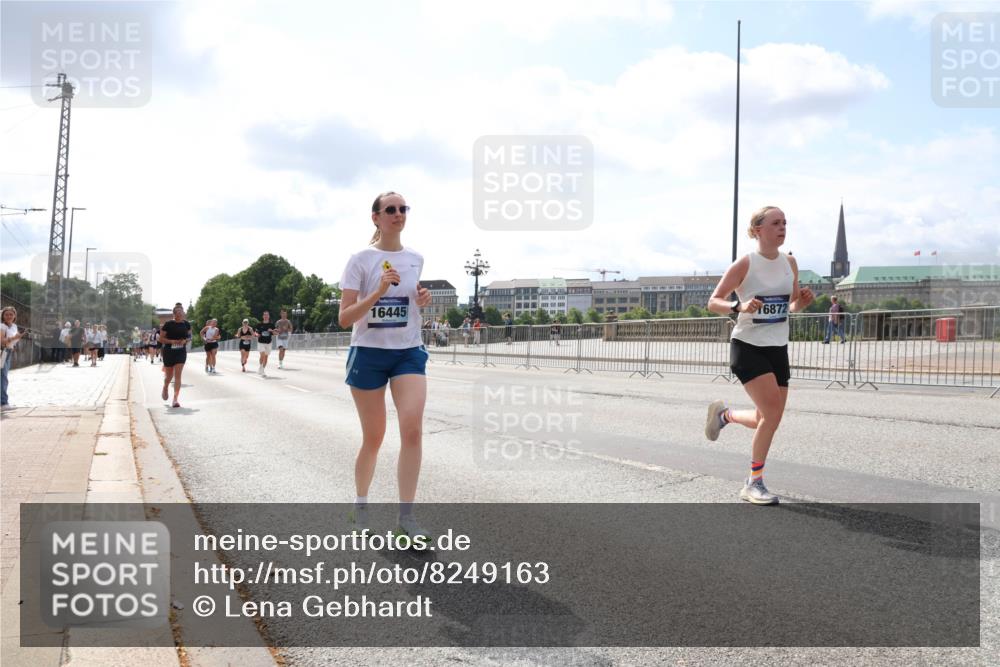 29.06.2025 - hella hamburg halbmarathon Lena Gebhardt http://msf.ph/oto/8249163 29.06.2025 10:10:17 Lombardsbrücke 1052, 1548, 1573, 3921, 4592, 5182, 5440, 5511, 7042, 7058, 7081, 7333, 7636, 7685, 8219, 8890, 9150, 9366, 9434, 9674, 9781, 9816, 10036, 10943, 11027, 11180, 12008, 12567, 13797, 13901, 14679, 14822, 15409, 16166, 16191, 16344, 16445, 16455, 16639, 16872, 17148, 17730, 17899, 18196, 18707, 19023 meine-sportfotos.de