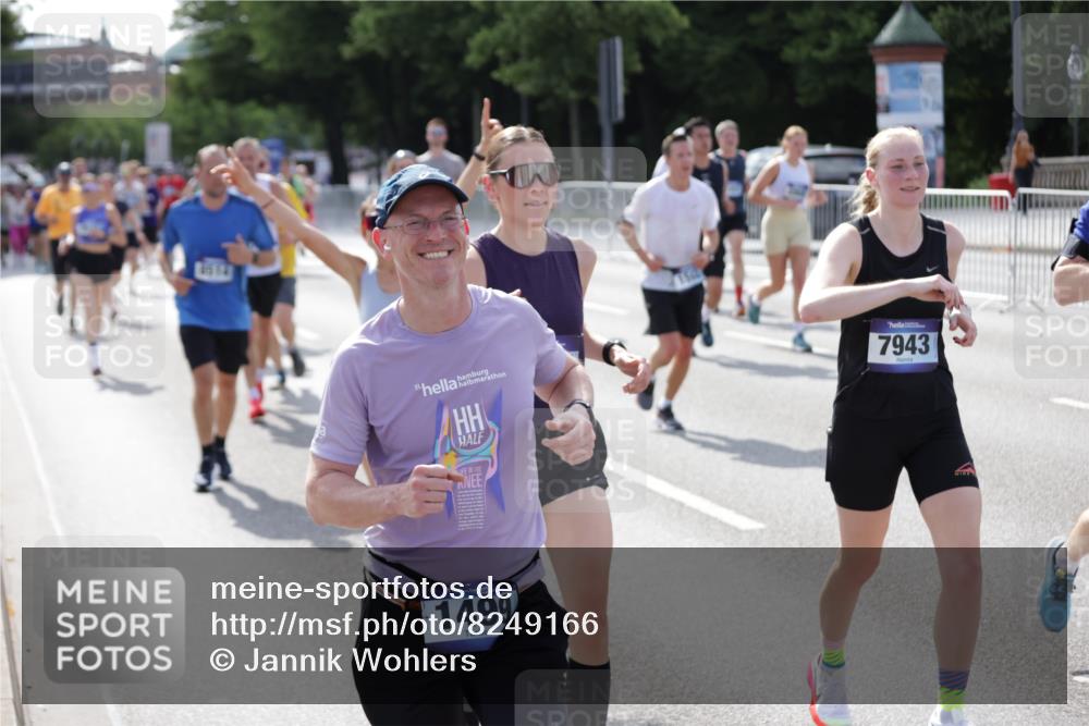 29.06.2025 - hella hamburg halbmarathon Jannik Wohlers http://msf.ph/oto/8249166 29.06.2025 09:55:52 Lombardsbrücke 1061, 1452, 1499, 1502, 1592, 2083, 2504, 3060, 4077, 5482, 5600, 5607, 6115, 6168, 6511, 6512, 7178, 7332, 7583, 7943, 8335, 8514, 8968, 8989, 8996, 9246, 9537, 9994, 10596, 11124, 11467, 12523, 12779, 12870, 12875, 13007, 13159, 13463, 13812, 13875, 13948, 14928, 15090, 15157, 15384, 15714, 15829, 15868, 15899, 16149, 16369, 16477, 16623, 16877, 16891, 16986, 17127, 17131, 17282, 17962, 18021 meine-sportfotos.de