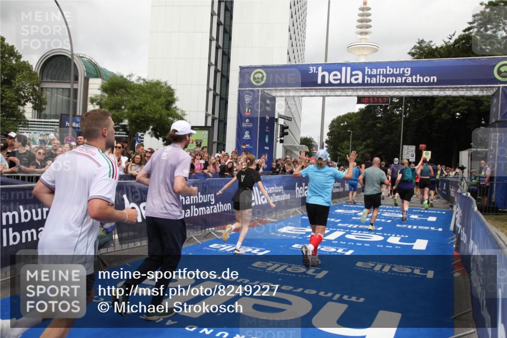 29.06.2025 - hella hamburg halbmarathon Michael Strokosch http://msf.ph/oto/8249227 29.06.2025 10:57:56 Ziel 2034, 2806, 2883, 3575, 5391, 7138, 7159, 7269, 9820, 10599, 10703, 11394, 12523, 13376, 14737, 14881, 15349, 16517, 17543, 18492 meine-sportfotos.de