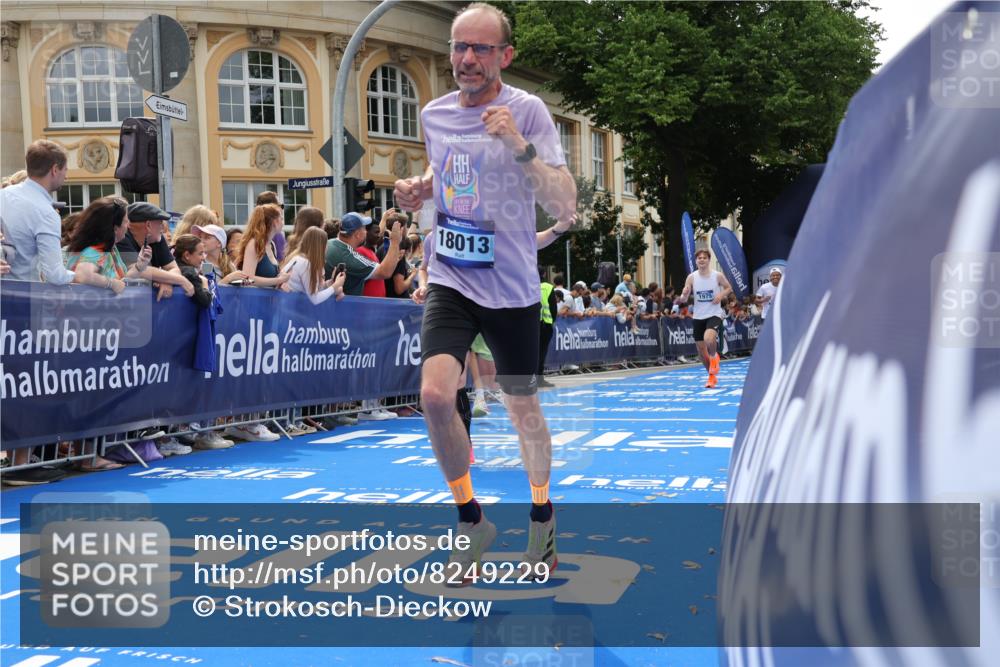 29.06.2025 - hella hamburg halbmarathon Strokosch-Dieckow http://msf.ph/oto/8249229 29.06.2025 10:39:47 Ziel 1603, 1975, 2525, 2563, 2573, 4398, 4766, 6149, 7981, 11714, 13190, 14204, 15435, 15744, 15813, 16580, 16761, 17005, 17792, 18013 meine-sportfotos.de