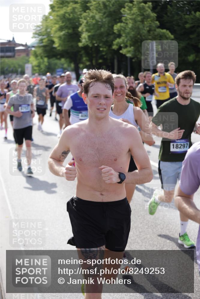 29.06.2025 - hella hamburg halbmarathon Jannik Wohlers http://msf.ph/oto/8249253 29.06.2025 09:56:10 Lombardsbrücke 1452, 1460, 1496, 1628, 1877, 2058, 2082, 2208, 2771, 2953, 2996, 3256, 3296, 4065, 4404, 4711, 4833, 5482, 5978, 6286, 6511, 6512, 6561, 6562, 7383, 7475, 7583, 8261, 8361, 8996, 9597, 9638, 9695, 9752, 9793, 9820, 10508, 10891, 11018, 11124, 11231, 11455, 11459, 11809, 11961, 12490, 12545, 12584, 13211, 13394, 13688, 14198, 14286, 14408, 14990, 14994, 15090, 15149, 15427, 16375 meine-sportfotos.de