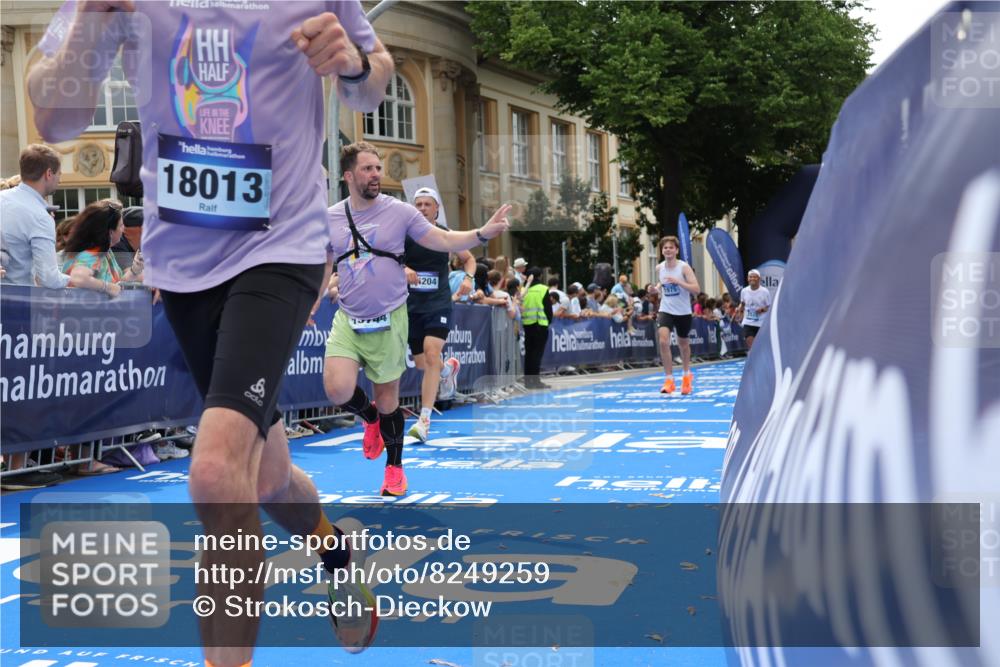 29.06.2025 - hella hamburg halbmarathon Strokosch-Dieckow http://msf.ph/oto/8249259 29.06.2025 10:39:48 Ziel 1603, 1975, 2525, 2563, 2573, 4766, 6149, 7981, 8574, 11714, 13190, 14204, 15435, 15744, 15813, 16580, 17005, 17792, 18013 meine-sportfotos.de