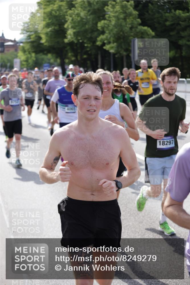 29.06.2025 - hella hamburg halbmarathon Jannik Wohlers http://msf.ph/oto/8249279 29.06.2025 09:56:10 Lombardsbrücke 1452, 1460, 1496, 1628, 1877, 2058, 2082, 2208, 2771, 2953, 2996, 3256, 3296, 4065, 4404, 4711, 4833, 5482, 5978, 6286, 6511, 6512, 6561, 6562, 7383, 7475, 7583, 8261, 8361, 8996, 9597, 9638, 9695, 9752, 9793, 9820, 10508, 10891, 11018, 11124, 11231, 11455, 11459, 11809, 11961, 12490, 12545, 12584, 13211, 13394, 13688, 14198, 14286, 14408, 14990, 14994, 15090, 15149, 15427, 16375 meine-sportfotos.de