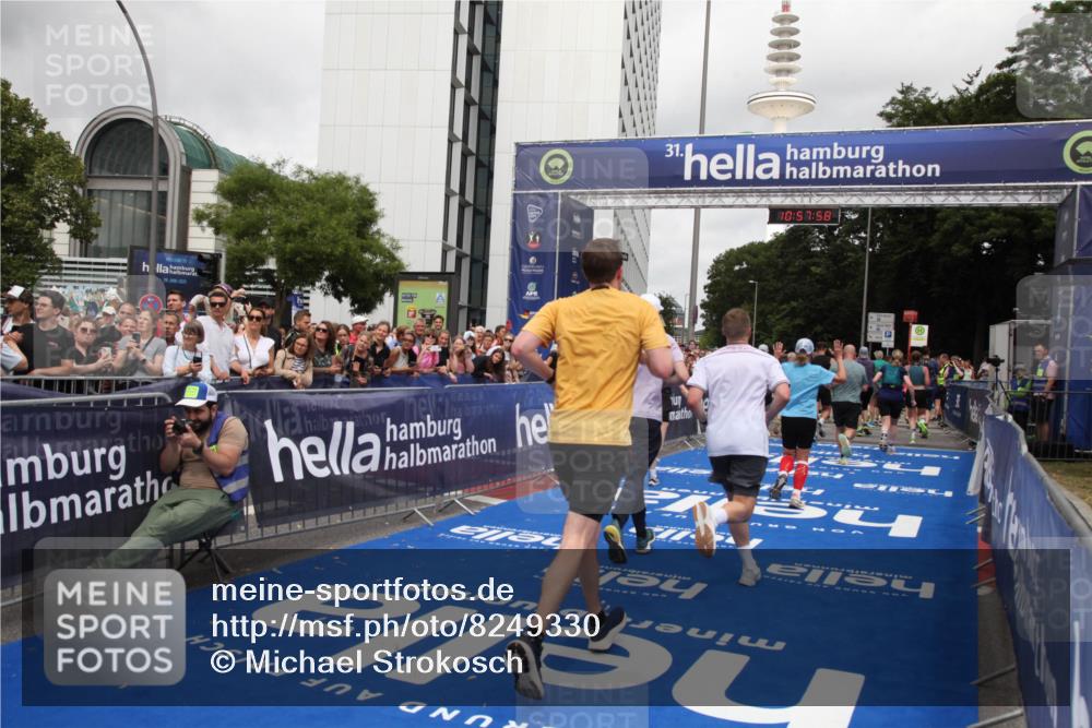 29.06.2025 - hella hamburg halbmarathon Michael Strokosch http://msf.ph/oto/8249330 29.06.2025 10:57:57 Ziel 2025, 2034, 2806, 2883, 3093, 3575, 7138, 7159, 7189, 7269, 9820, 10599, 10703, 11394, 12523, 13376, 14881, 15349, 16517, 17543, 18492 meine-sportfotos.de