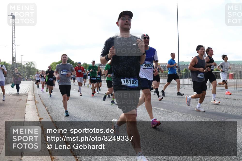 29.06.2025 - hella hamburg halbmarathon Lena Gebhardt http://msf.ph/oto/8249337 29.06.2025 09:56:38 Lombardsbrücke 1452, 1460, 1496, 1499, 1592, 1628, 1833, 1877, 2013, 2058, 2082, 2208, 2378, 2396, 2771, 2878, 2953, 2996, 3256, 3296, 3310, 3652, 4065, 4077, 4377, 4404, 4635, 4711, 4833, 4897, 5169, 5194, 5482, 5600, 5607, 5839, 5978, 6033, 6168, 6286, 6377, 6511, 6512, 6561, 6562, 7176, 7178, 7383, 7475, 7583, 7943, 8261, 8361, 8514, 8572, 8587, 8618, 8661, 8710, 8863, 8921, 8968, 8996, 9082, 9246, 9537, 9597, 9638, 10596 meine-sportfotos.de