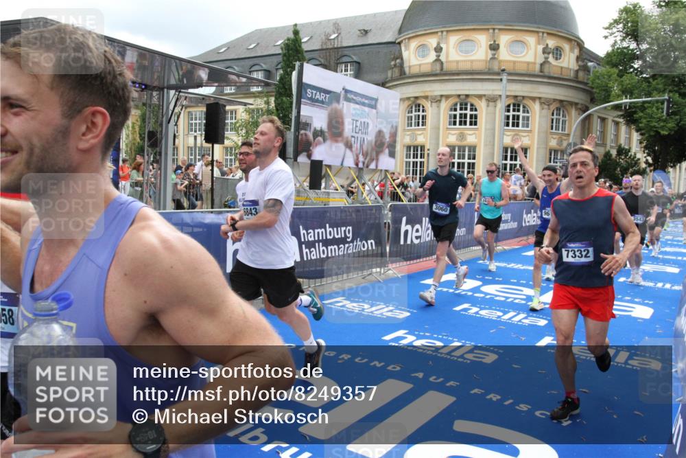 29.06.2025 - hella hamburg halbmarathon Michael Strokosch http://msf.ph/oto/8249357 29.06.2025 10:49:47 Ziel 2504, 2706, 3060, 3543, 5894, 5978, 6115, 6125, 7332, 9463, 9551, 9619, 9723, 9924, 11975, 13159, 14794, 16843, 16877, 17282, 17753, 18058, 18451, 18926 meine-sportfotos.de