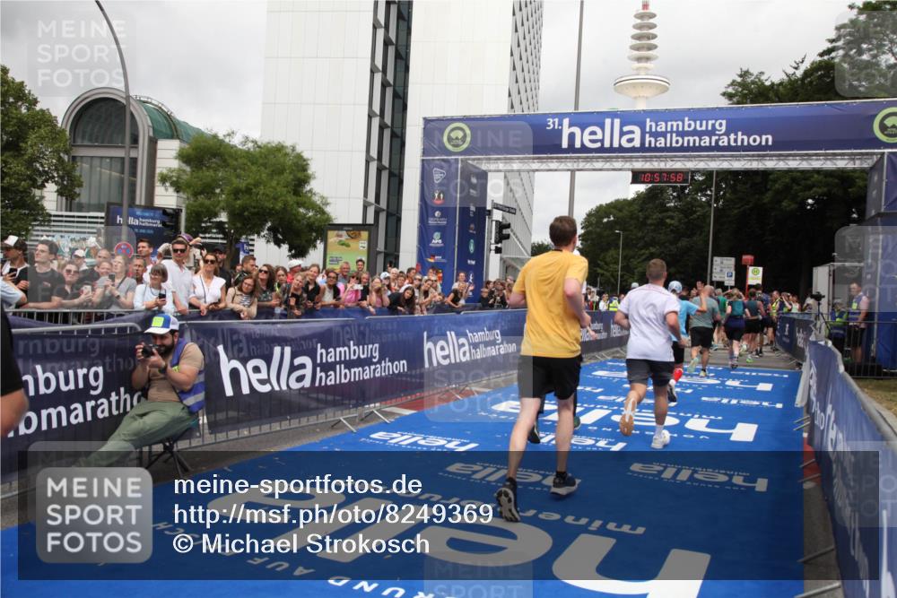 29.06.2025 - hella hamburg halbmarathon Michael Strokosch http://msf.ph/oto/8249369 29.06.2025 10:57:57 Ziel 2025, 2034, 2806, 2883, 3093, 3575, 7138, 7159, 7189, 7269, 9820, 10599, 10703, 11394, 12523, 13376, 14881, 15349, 16517, 17543, 18492 meine-sportfotos.de