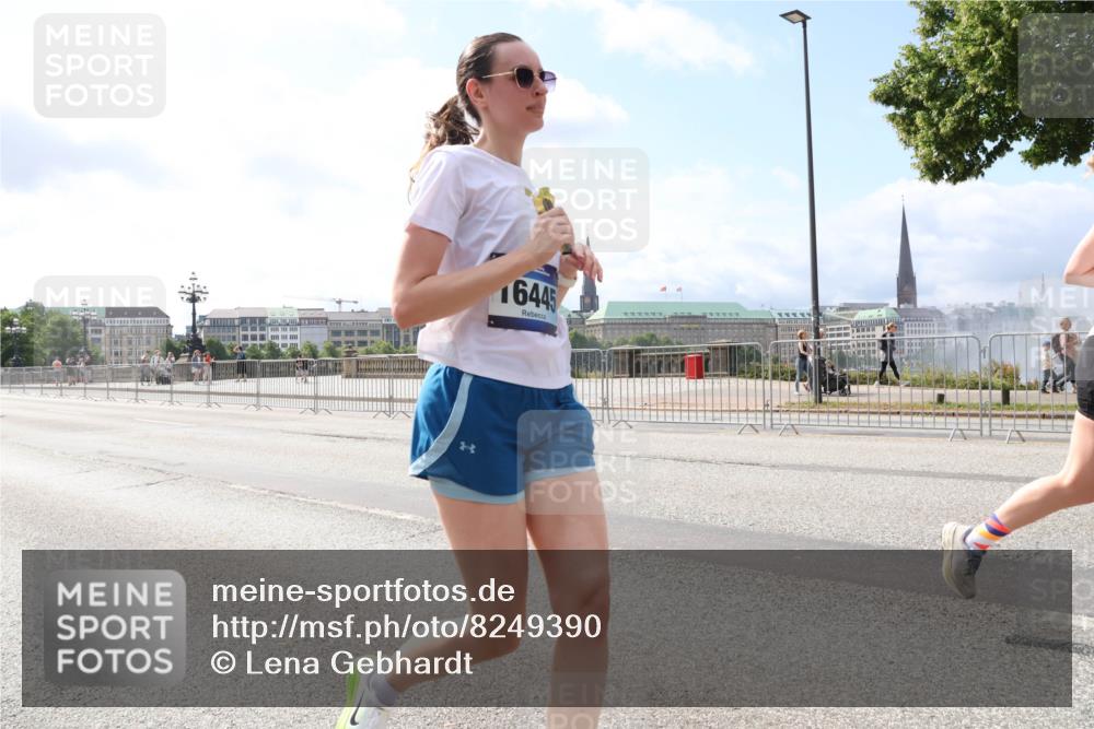 29.06.2025 - hella hamburg halbmarathon Lena Gebhardt http://msf.ph/oto/8249390 29.06.2025 10:10:18 Lombardsbrücke 1548, 1573, 3921, 4592, 5182, 5440, 5511, 7042, 7081, 7333, 7636, 7685, 8219, 8890, 9150, 9366, 9434, 9674, 9681, 9781, 9816, 10036, 10943, 11027, 11180, 12008, 12567, 13797, 13901, 14679, 14822, 15409, 16166, 16191, 16344, 16445, 16455, 16639, 16872, 17148, 17730, 17899, 18196, 18707, 19023 meine-sportfotos.de