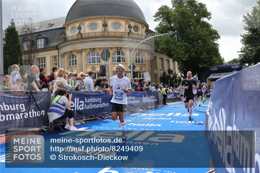 29.06.2025 - hella hamburg halbmarathon Strokosch-Dieckow http://msf.ph/oto/8249409 29.06.2025 10:39:52 Ziel 1603, 1975, 2525, 2563, 2573, 3626, 4766, 5375, 6149, 7981, 8467, 8574, 11714, 14204, 15421, 15744, 15813 meine-sportfotos.de