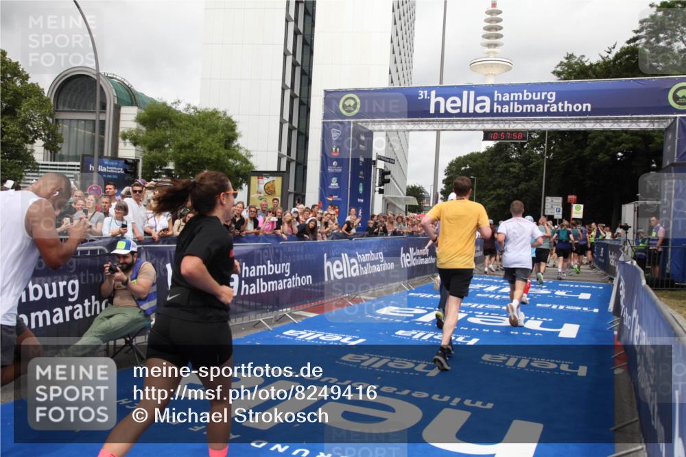 29.06.2025 - hella hamburg halbmarathon Michael Strokosch http://msf.ph/oto/8249416 29.06.2025 10:57:57 Ziel 2025, 2034, 2806, 2883, 3093, 3575, 7138, 7159, 7189, 7269, 9820, 10599, 10703, 11394, 12523, 13376, 14881, 15349, 16517, 17543, 18492 meine-sportfotos.de
