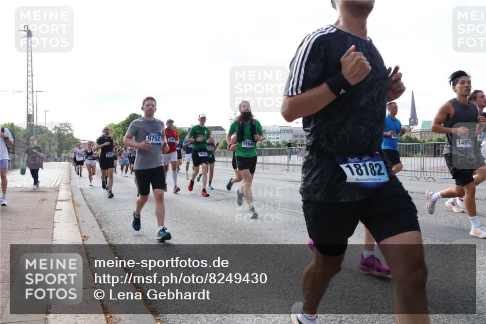 29.06.2025 - hella hamburg halbmarathon Lena Gebhardt http://msf.ph/oto/8249430 29.06.2025 09:56:38 Lombardsbrücke 1452, 1460, 1496, 1499, 1592, 1628, 1833, 1877, 2013, 2058, 2082, 2208, 2378, 2396, 2771, 2878, 2953, 2996, 3256, 3296, 3310, 3652, 4065, 4077, 4377, 4404, 4635, 4711, 4833, 4897, 5169, 5194, 5482, 5600, 5607, 5839, 5978, 6033, 6168, 6286, 6377, 6511, 6512, 6561, 6562, 7176, 7178, 7383, 7475, 7583, 7943, 8261, 8361, 8514, 8572, 8587, 8618, 8661, 8710, 8863, 8921, 8968, 8996, 9082, 9246, 9537, 9597, 9638, 10596 meine-sportfotos.de