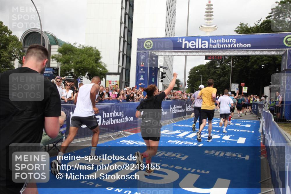 29.06.2025 - hella hamburg halbmarathon Michael Strokosch http://msf.ph/oto/8249455 29.06.2025 10:57:58 Ziel 2025, 2806, 2883, 3093, 3575, 7138, 7159, 7189, 7269, 9820, 10703, 11394, 12523, 13376, 14881, 15349, 16517, 17543, 18492 meine-sportfotos.de