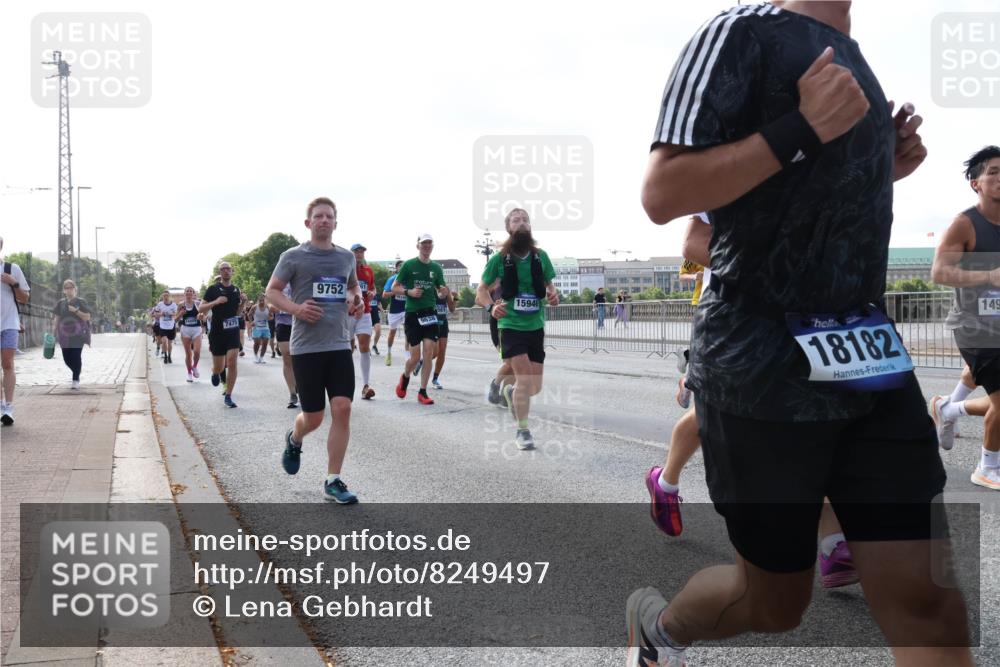 29.06.2025 - hella hamburg halbmarathon Lena Gebhardt http://msf.ph/oto/8249497 29.06.2025 09:56:38 Lombardsbrücke 1452, 1460, 1496, 1499, 1592, 1628, 1833, 1877, 2013, 2058, 2082, 2208, 2378, 2396, 2771, 2878, 2953, 2996, 3256, 3296, 3310, 3652, 4065, 4077, 4377, 4404, 4635, 4711, 4833, 4897, 5169, 5194, 5482, 5600, 5607, 5839, 5978, 6033, 6168, 6286, 6377, 6511, 6512, 6561, 6562, 7176, 7178, 7383, 7475, 7583, 7943, 8261, 8361, 8514, 8572, 8587, 8618, 8661, 8710, 8863, 8921, 8968, 8996, 9082, 9246, 9537, 9597, 9638, 10596 meine-sportfotos.de