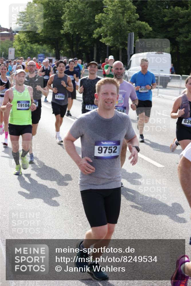 29.06.2025 - hella hamburg halbmarathon Jannik Wohlers http://msf.ph/oto/8249534 29.06.2025 09:56:12 Lombardsbrücke 1460, 1496, 1628, 1833, 1877, 2013, 2058, 2082, 2208, 2378, 2771, 2953, 2996, 3256, 3296, 4065, 4404, 4711, 4833, 5839, 5978, 6286, 6511, 6512, 6561, 6562, 7383, 7475, 8261, 8361, 8587, 8618, 8921, 9597, 9638, 9695, 9752, 9793, 9820, 10508, 10891, 11018, 11124, 11231, 11455, 11459, 11809, 11961, 12490, 12545, 12584, 13211, 13394, 13688, 14198, 14286, 14408, 14526, 14990, 14994, 15149, 15427, 15818, 16375 meine-sportfotos.de